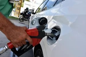 Gasolina tem alta de R$ 0,30 e diesel sobe R$ 0,75 na refinaria Clara Camarão.