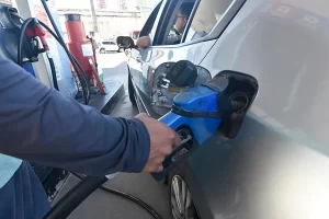 Gasolina sobe R$ 0,30 e diesel R$ 1 em novo reajuste da refinaria Clara Camarão.