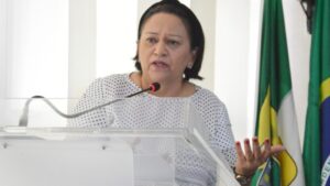 “Tenho coragem de renunciar à disputa”, diz Fátima ao desistir do Senado e decidir permanecer no governo.