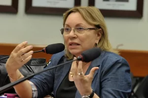 Fraude em descontos do INSS: deputada é alvo de operação da PF.