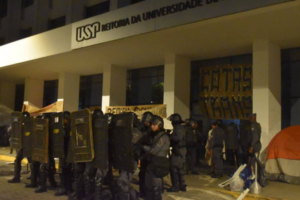 PM usa bombas, ‘corredor polonês’ e gás para desocupar reitoria da USP.